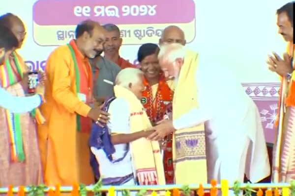 Prime Minister Narendra Modi’s Respectful Gesture Towards Padma Shri Awardee Purnamasi Jani in Odisha